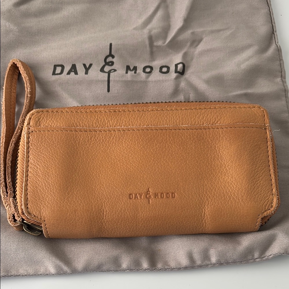 Day & Mood Tan Hannah Leather Wristlet